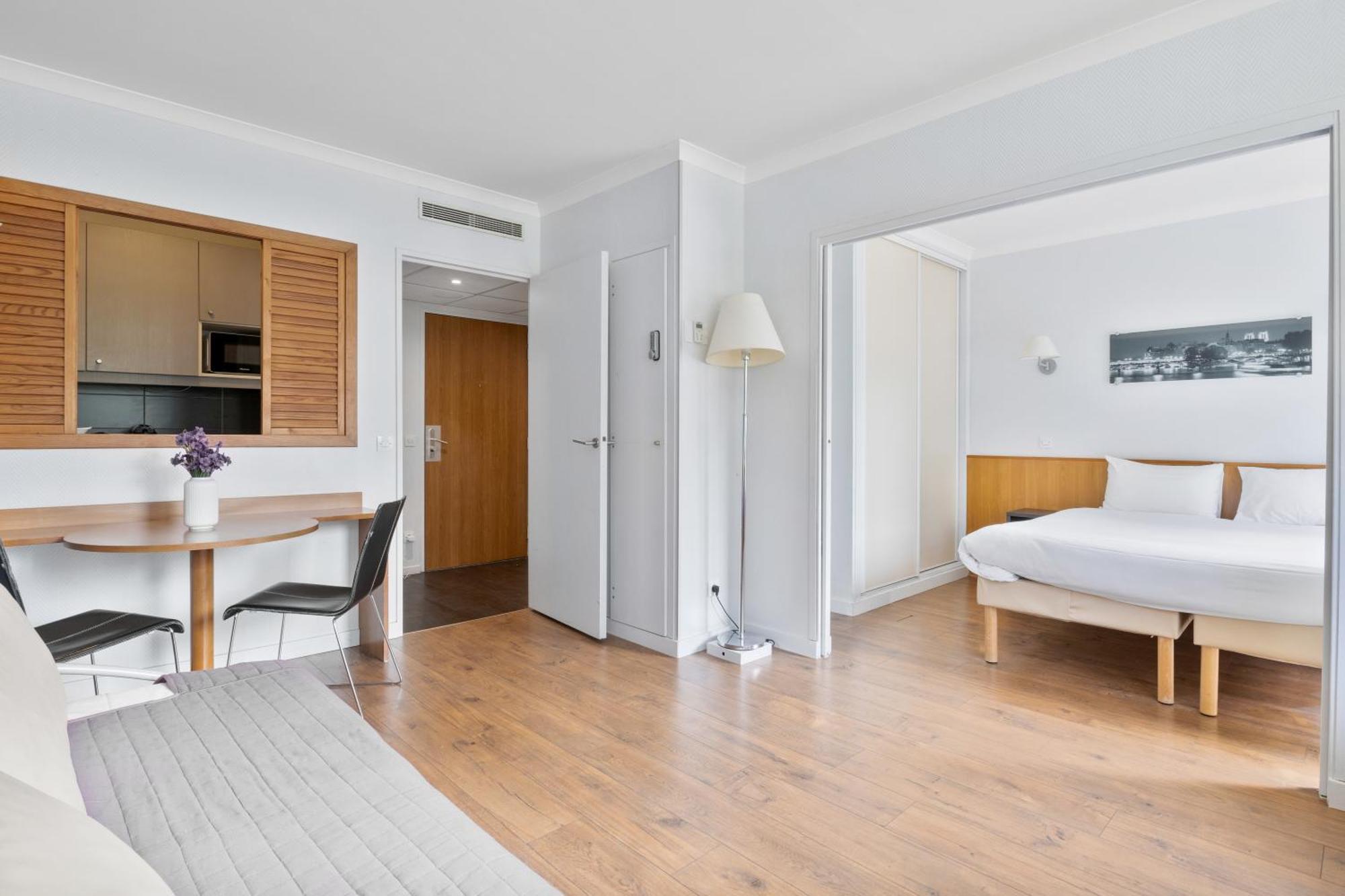 Grand Appartement Avec Balcon - Proche Parc Des Expo - Parking Privee Issy-les-Moulineaux Εξωτερικό φωτογραφία